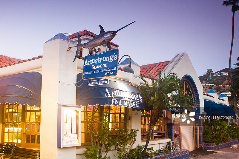 步行道两旁林立着许多历史商店图片素材