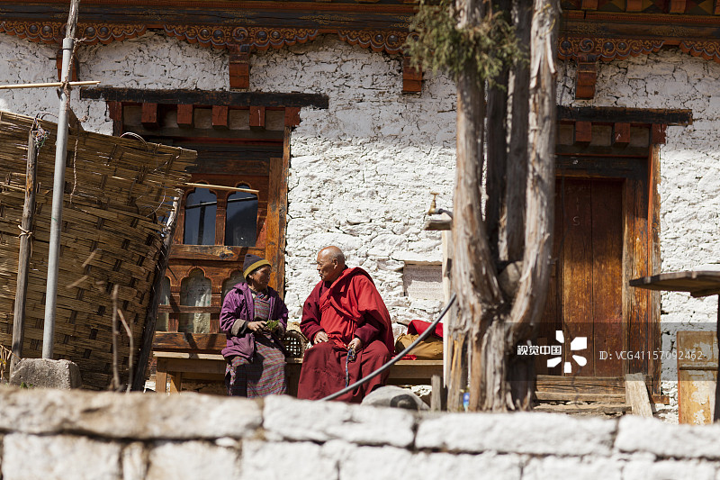 僧侣和女人坐在小屋里图片素材
