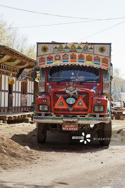 不丹货运卡车上的装饰品图片素材