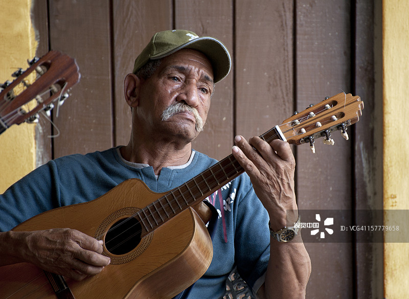 特立尼达老年吉他手肖像图片素材