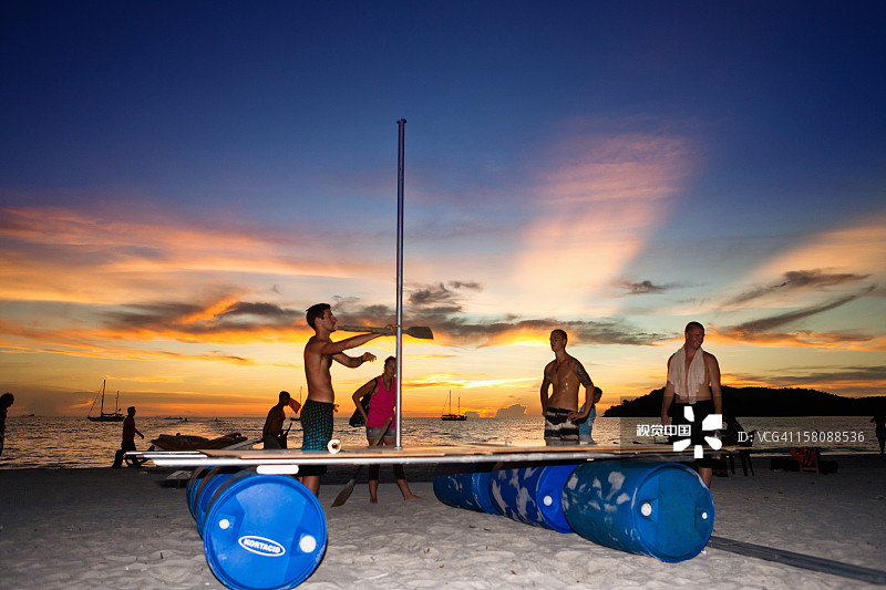 在海滩上建造木筏图片素材