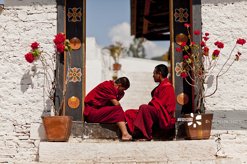 普纳卡宗门口打坐的僧侣图片素材