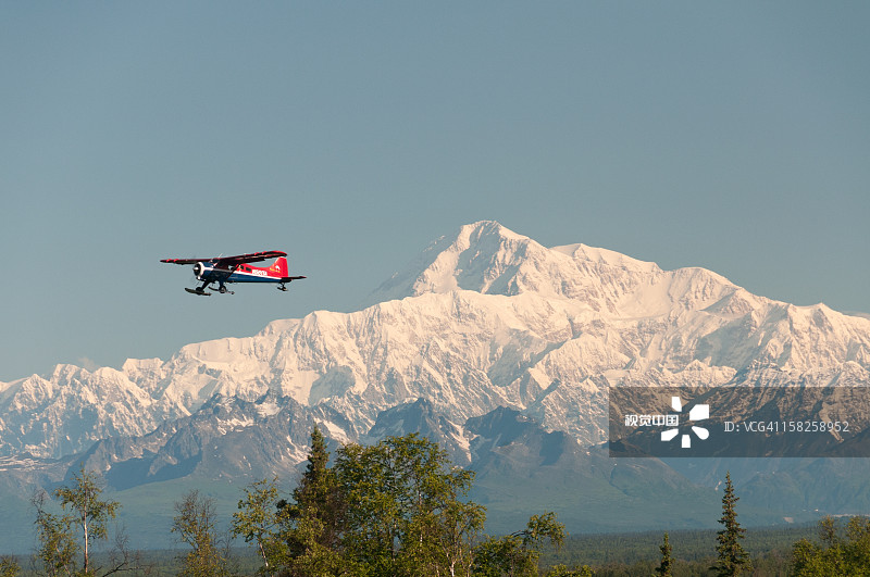 迪纳利山与螺旋桨飞机图片素材