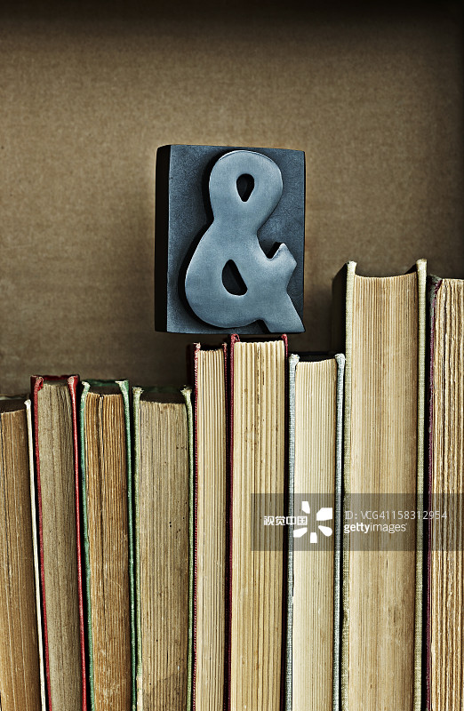 在书的顶部加上&符号图片素材