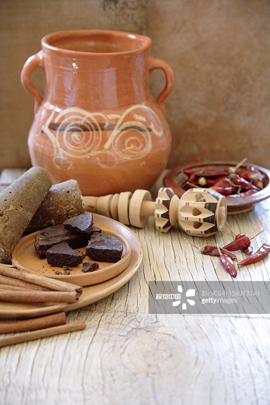 墨西哥热巧克力加肉桂和辣椒图片素材