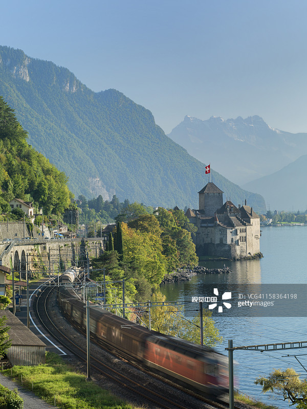 湖上的火车和西庸城堡图片素材