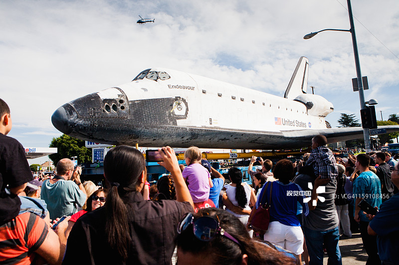 航天飞机飞过洛杉矶图片素材