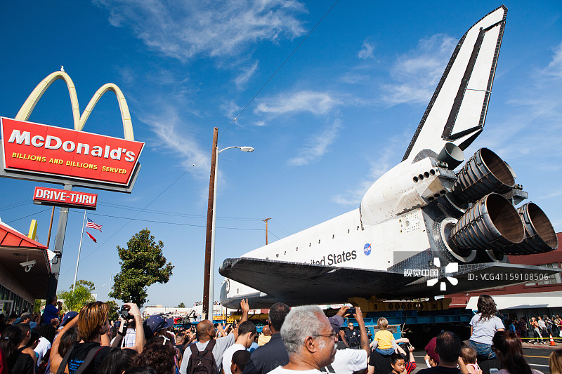 航天飞机飞过洛杉矶图片素材