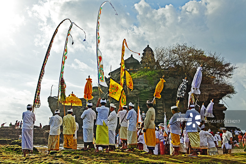 巴厘岛海神庙的祭祀仪式图片素材