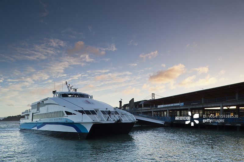港口渡轮，黎明时分图片素材