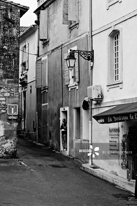 男人从空旷的小巷门口出来图片素材