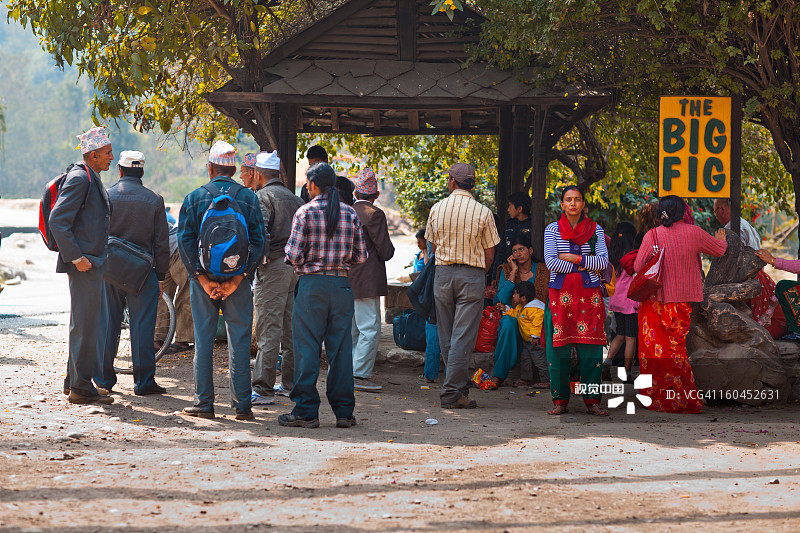 在公共汽车站等车的尼泊尔人图片素材