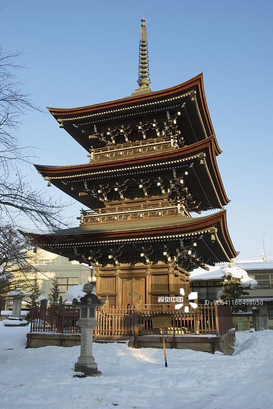 飞驒国分寺雪景中的宝塔图片素材