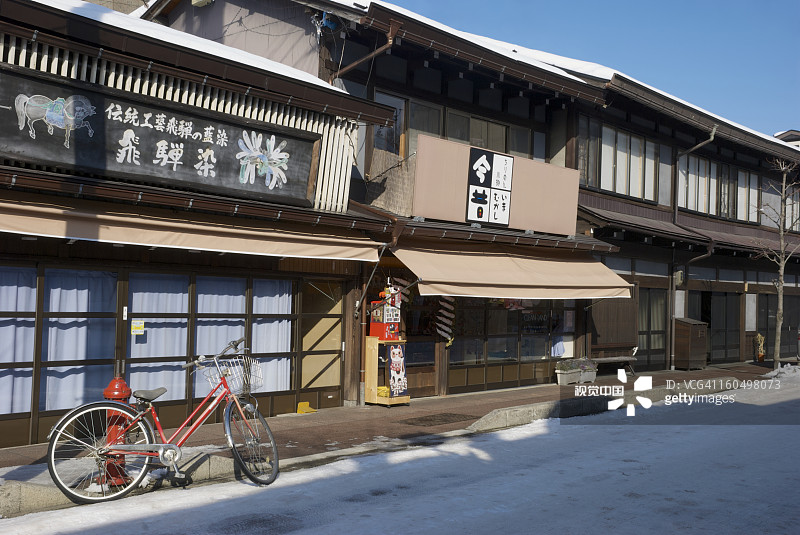 传统木制建筑外的自行车图片素材