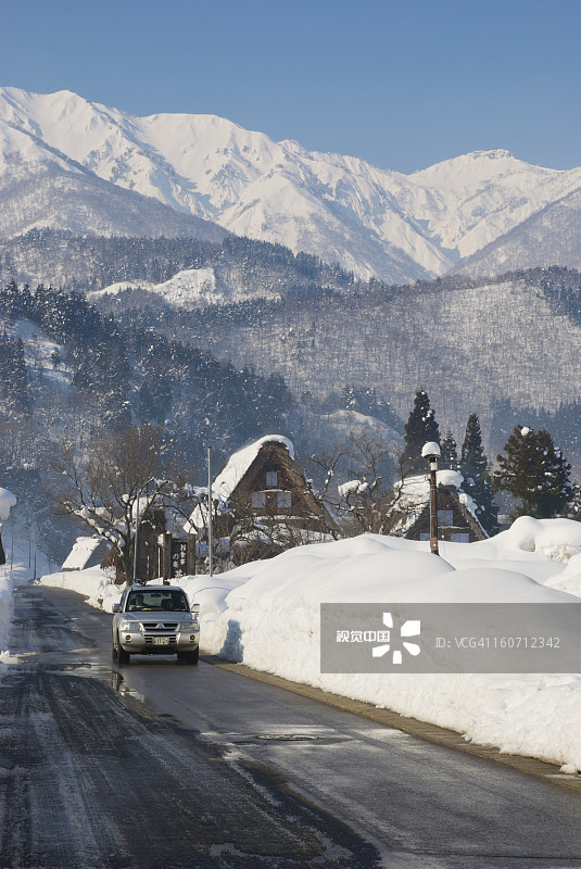 冬季驾驶：白川乡图片素材