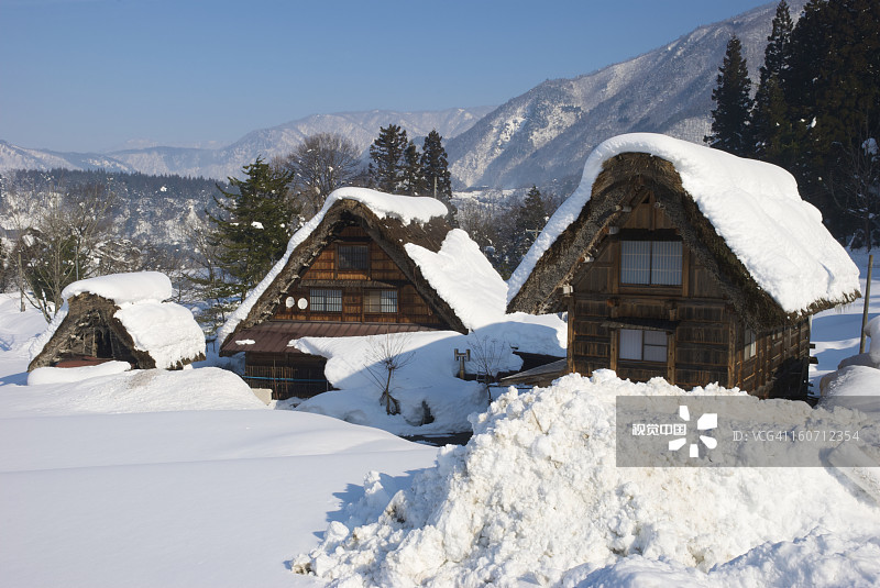 雪中的合掌造房屋图片素材