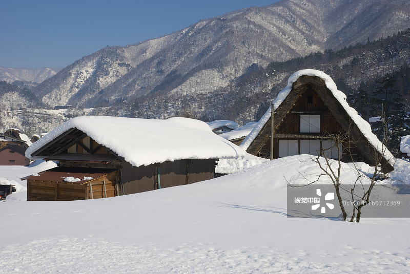雪中的合掌造房屋图片素材