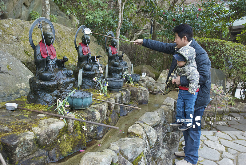 男人在大圣院“浴佛”图片素材