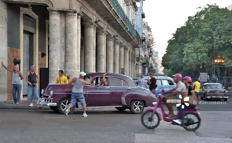 排队的老式汽车和人群图片素材
