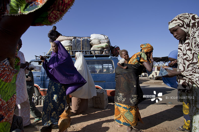 在公交车站的女人图片素材
