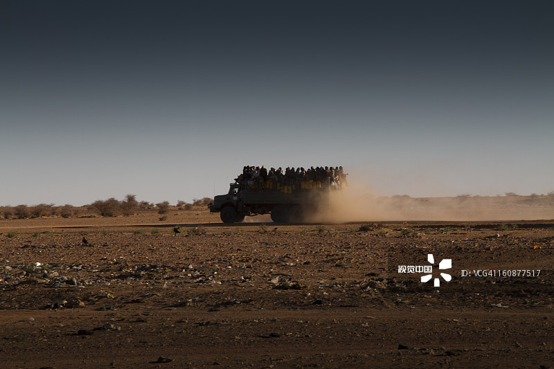 卡车载着移民穿越沙漠图片素材