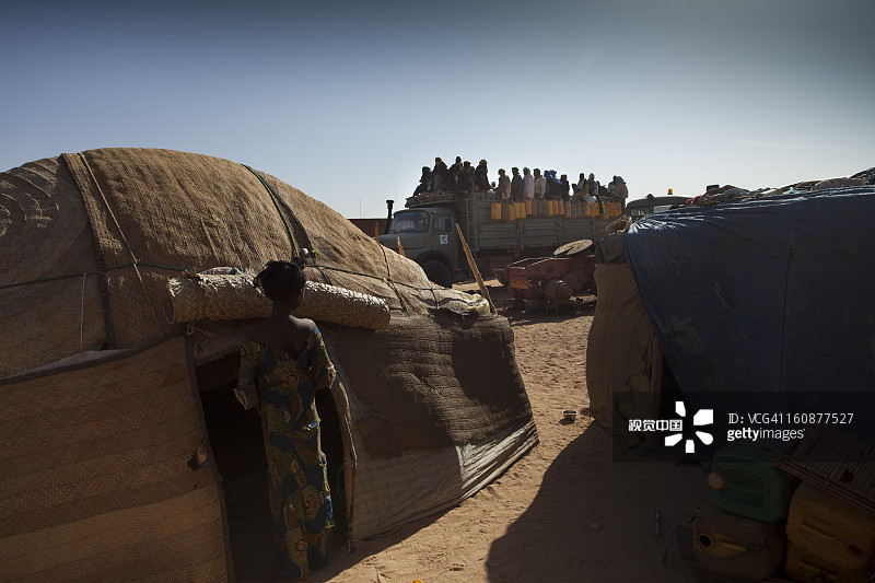 等待过境的帐篷图片素材