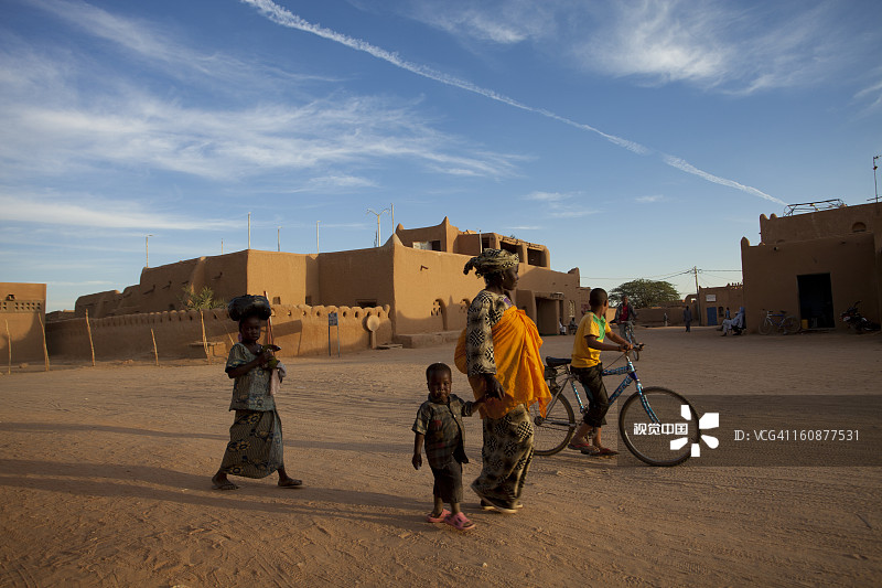 和孩子们以及骑自行车的男孩在一起的女人图片素材
