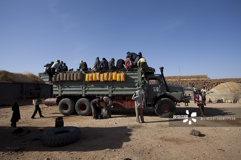 准备穿越沙漠的移民图片素材