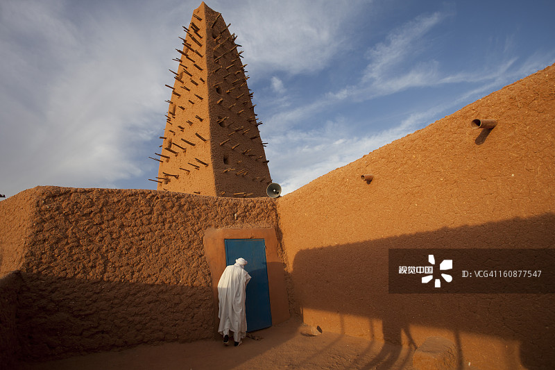 男人进入大清真寺图片素材