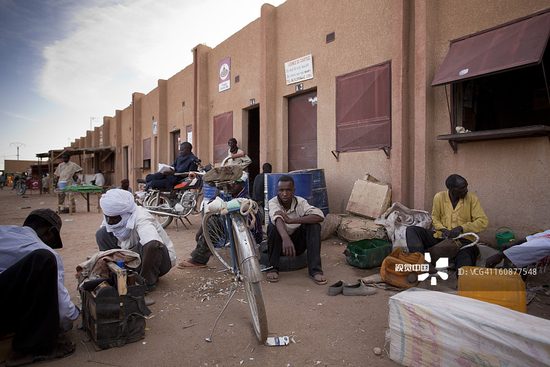 人们在公交车站等候图片素材