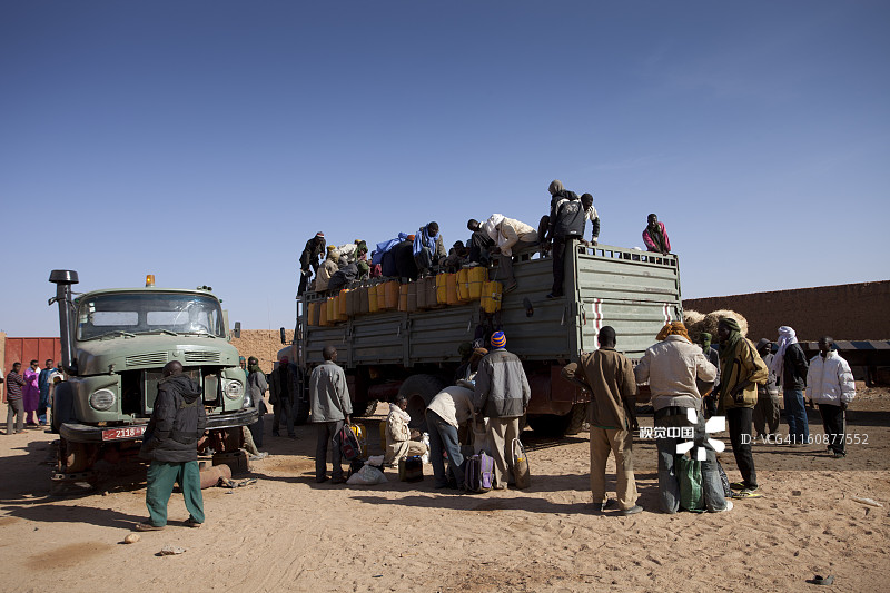 准备穿越沙漠的移民图片素材