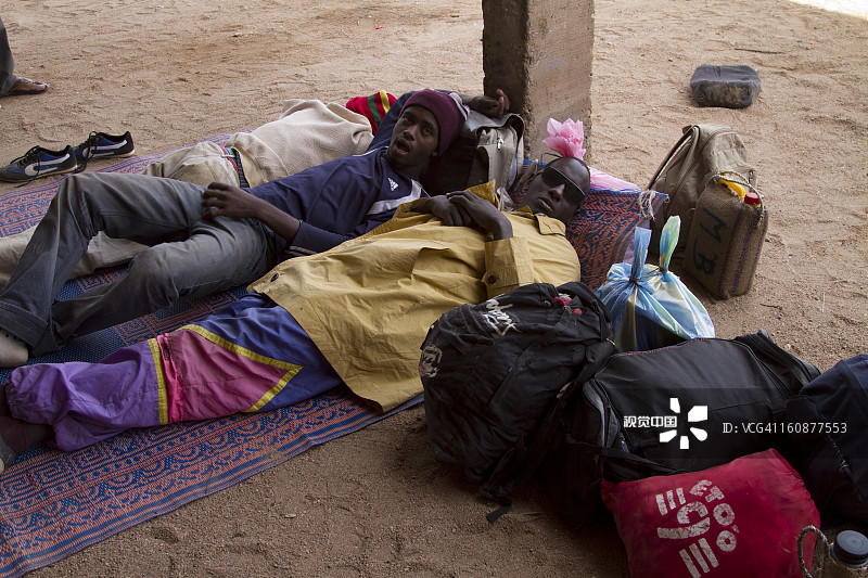 在车库过夜等待过境图片素材