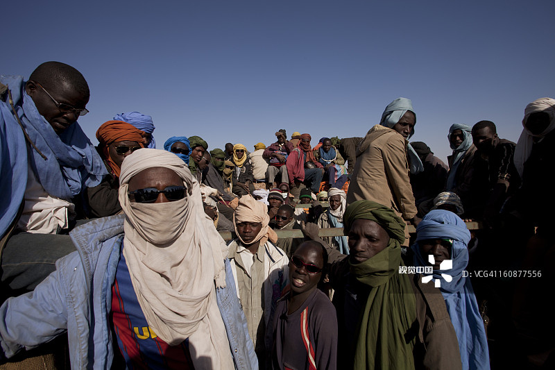 准备离开的轨道上的移民图片素材