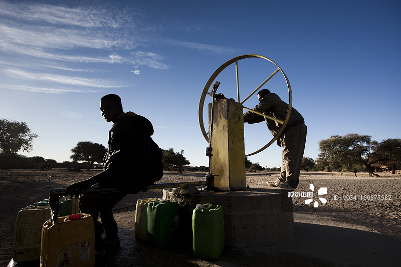 从井里取水图片素材