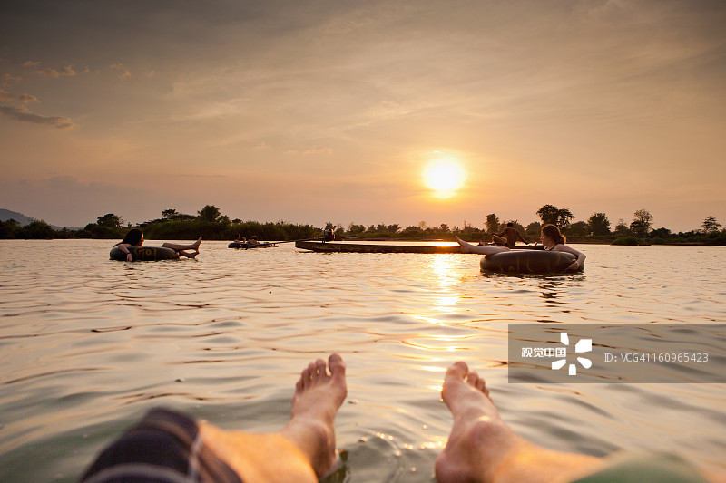 在湄公河上漂浮的游客图片素材