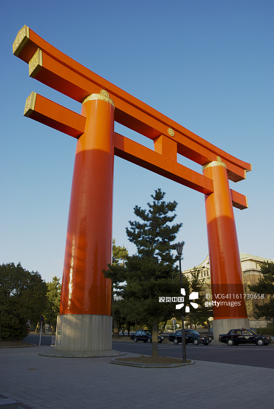 平安神宫外的巨大鸟居图片素材