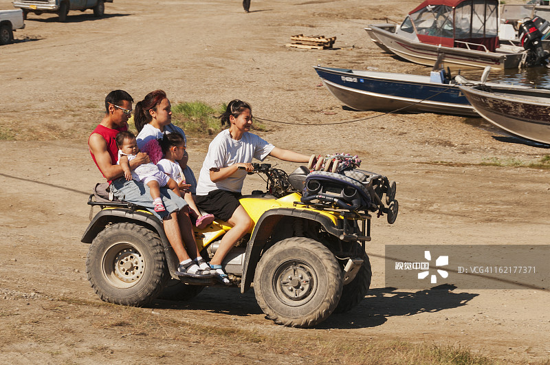 阿拉斯加家庭驾驶ATV图片素材