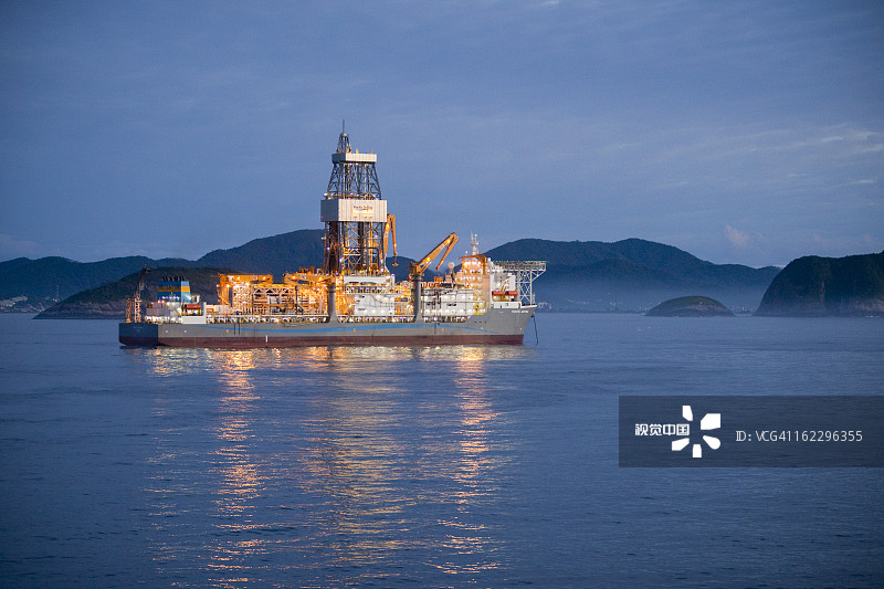 黎明时分的太平洋 Mistral 号石油钻井船图片素材