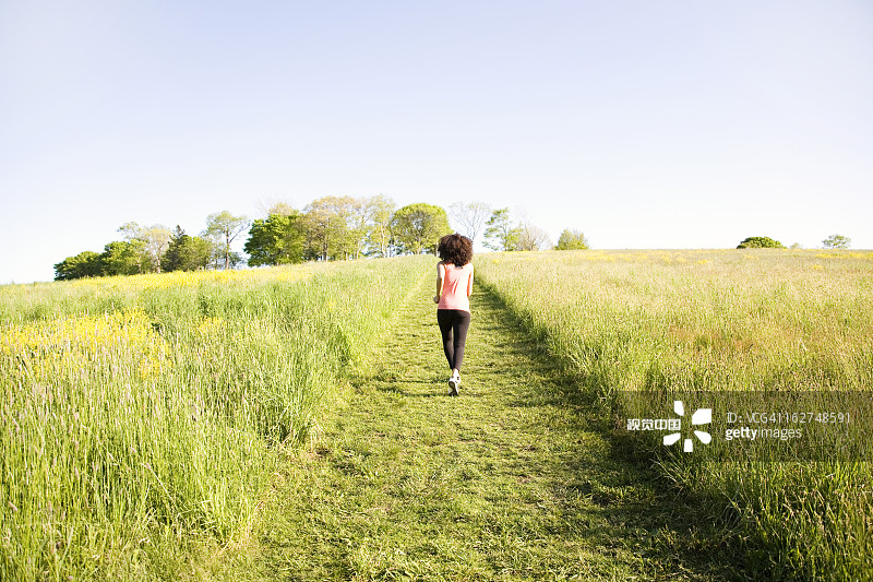 在田野里奔跑的西班牙裔女子图片素材