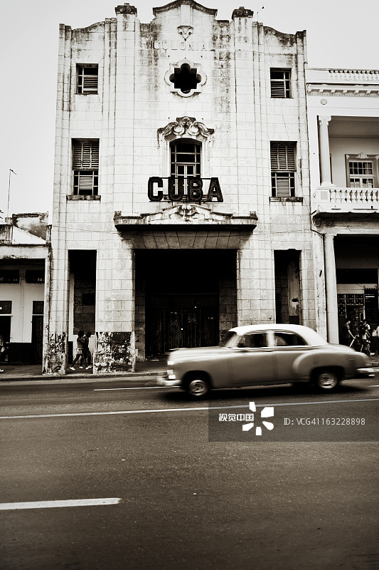 经典汽车驶过古巴标志图片素材