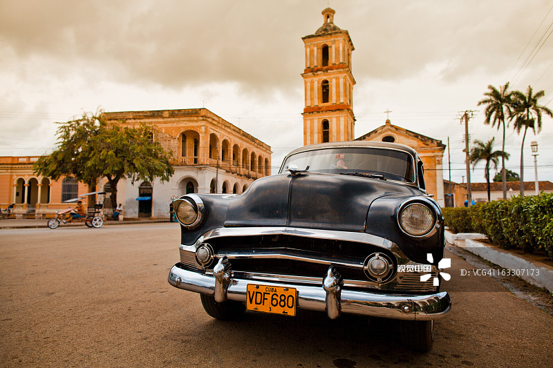 在Iglesia Bien Viaje教堂前的老爷车图片素材