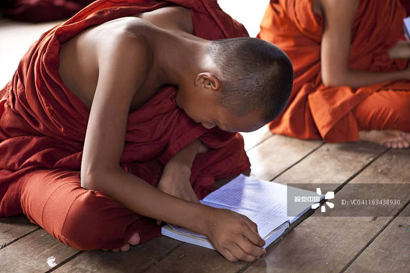 在Shwe Yaunghwe Kyaung学习的沙弥图片素材