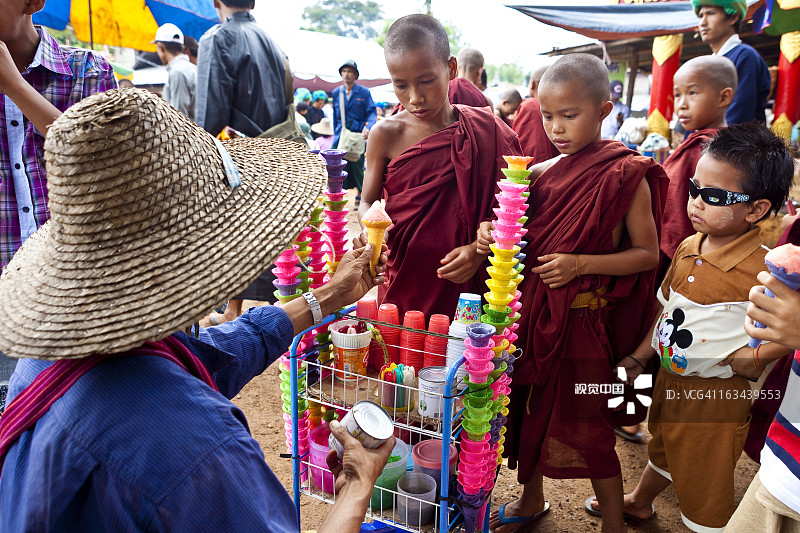 蒲甘佛塔节上的冰淇淋摊位图片素材