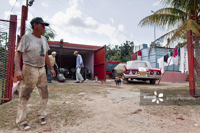 男人在车库修理老爷车发动机图片素材