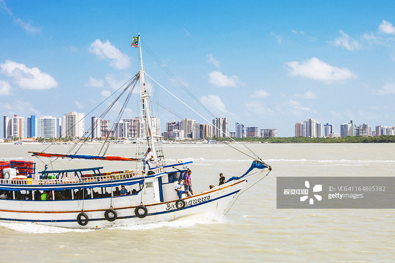 驶向城镇的客船图片素材