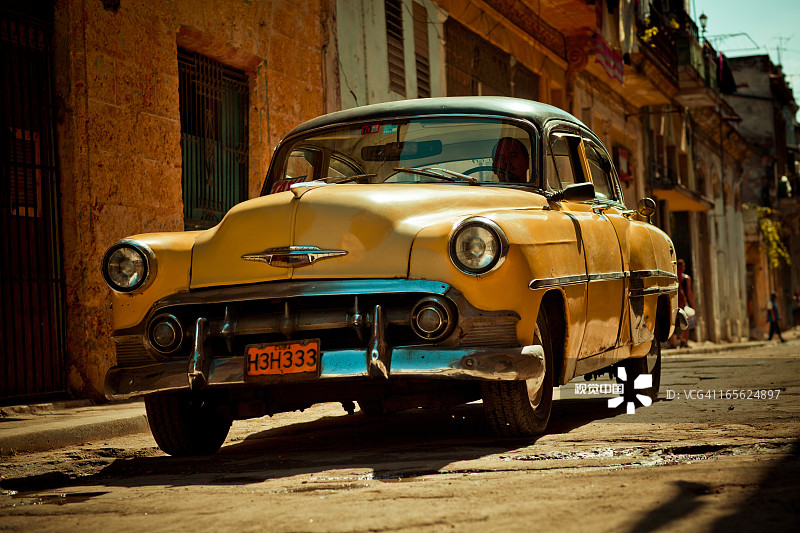 在街上行驶的经典雪佛兰汽车图片素材