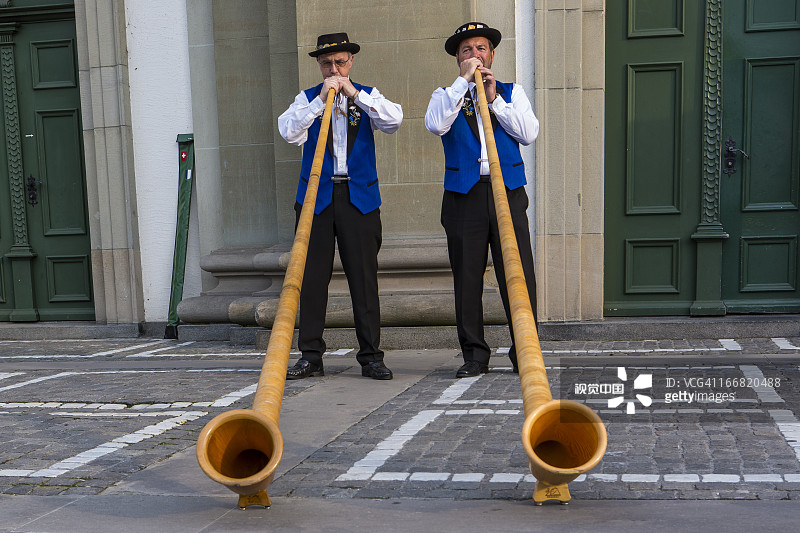 在耶稣会教堂外演奏阿尔卑斯长号的乐手图片素材