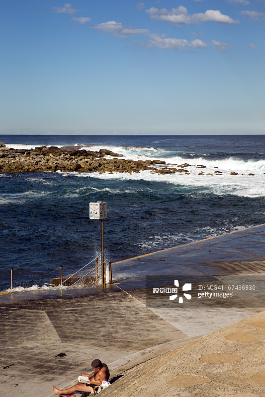 克洛弗利海滩上的日光浴者图片素材