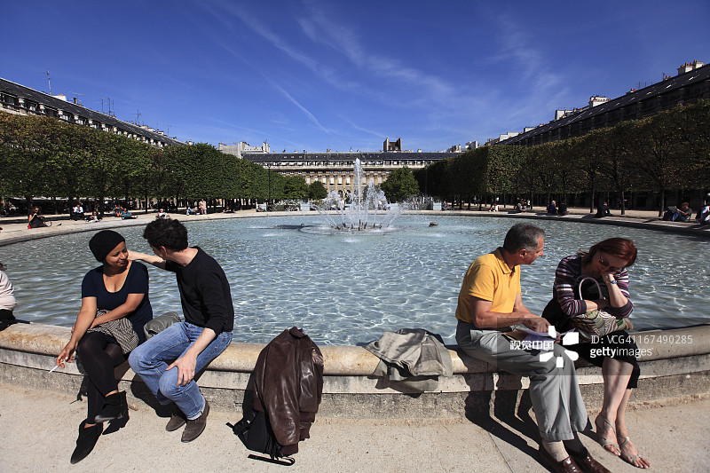 巴黎皇家宫殿喷泉图片素材