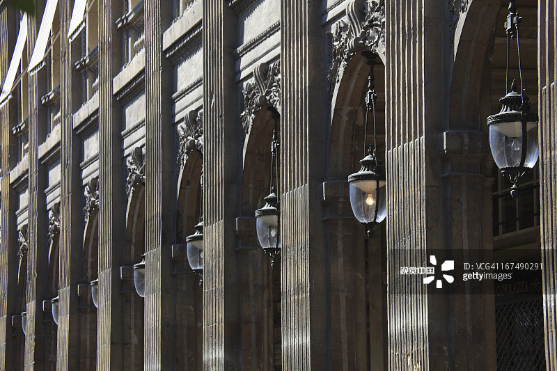 巴黎皇家宫殿柱廊图片素材